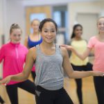 Instruktør danser med elever